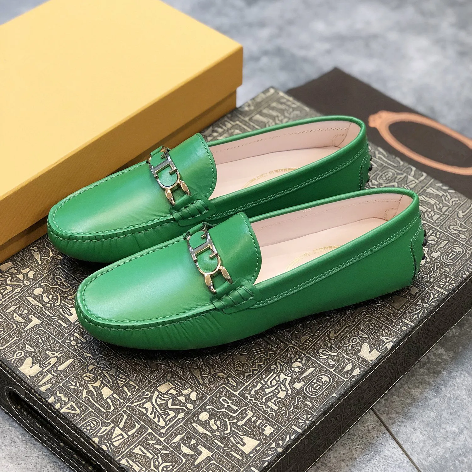 Купи New cowhide flat bottom pea shoes 2022 spring and autumn and summer shallow mouth fashion casual single shoes women's shoes за 3,900 рублей в магазине AliExpress