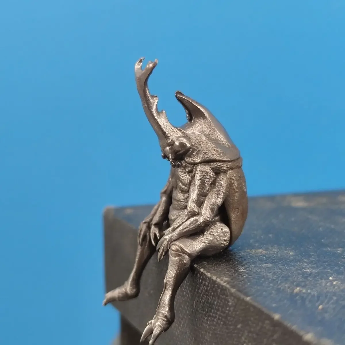 

Медная статуэтка жука-носорога