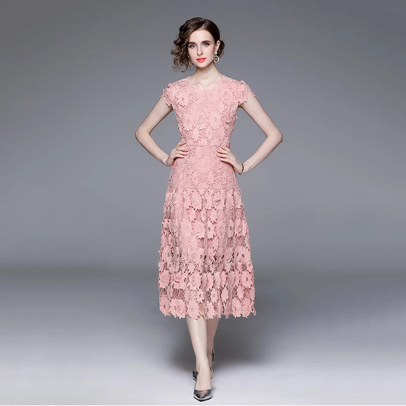 

Платье-миди с цветочной вышивкой, круглым вырезом и коротким рукавом