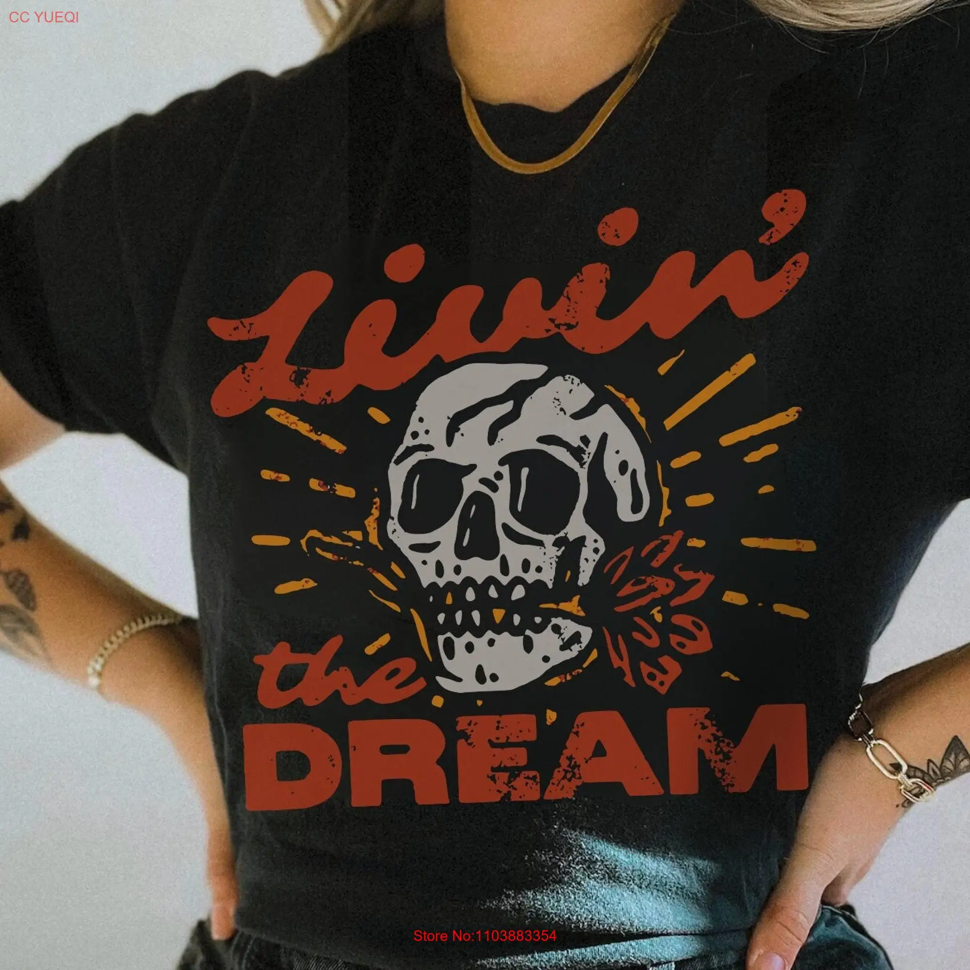 Футболка унисекс с надписью Living The Dream комфортные цвета гранж-эдджи Рок н-ролл