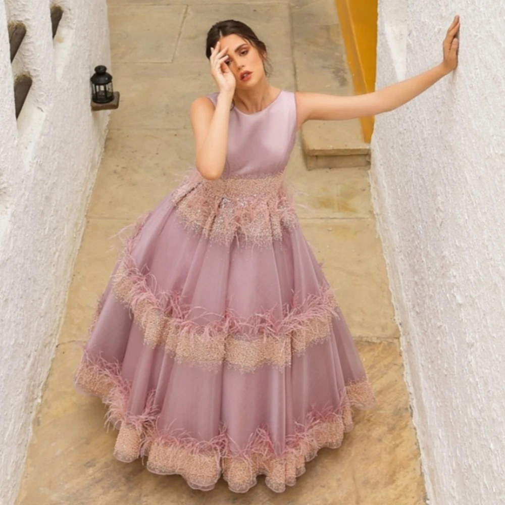 

Prom Dresses Elegant Boat Neck Ball Gown Floor Length Sleeveless Open Back Sequin Feathers Organza Formal Evening Gowns 신상원피스