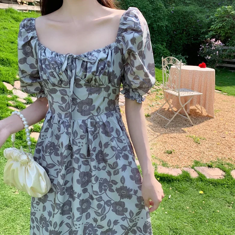 Элегантное длинное платье уменьшающее возраст с высокой талией и короткими