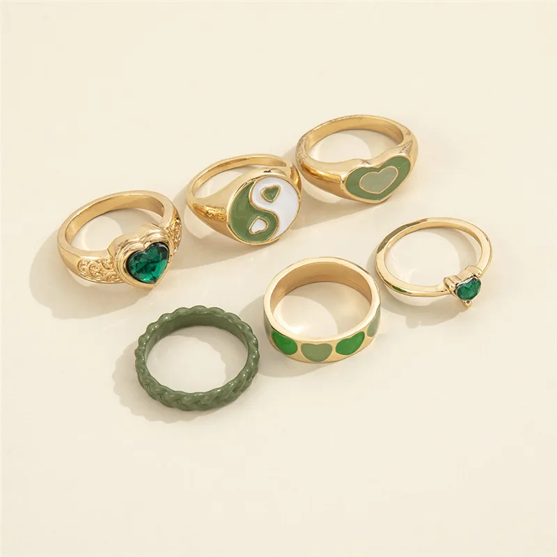 Кольцо женское золотистое в форме сердца с цветком из смолы |