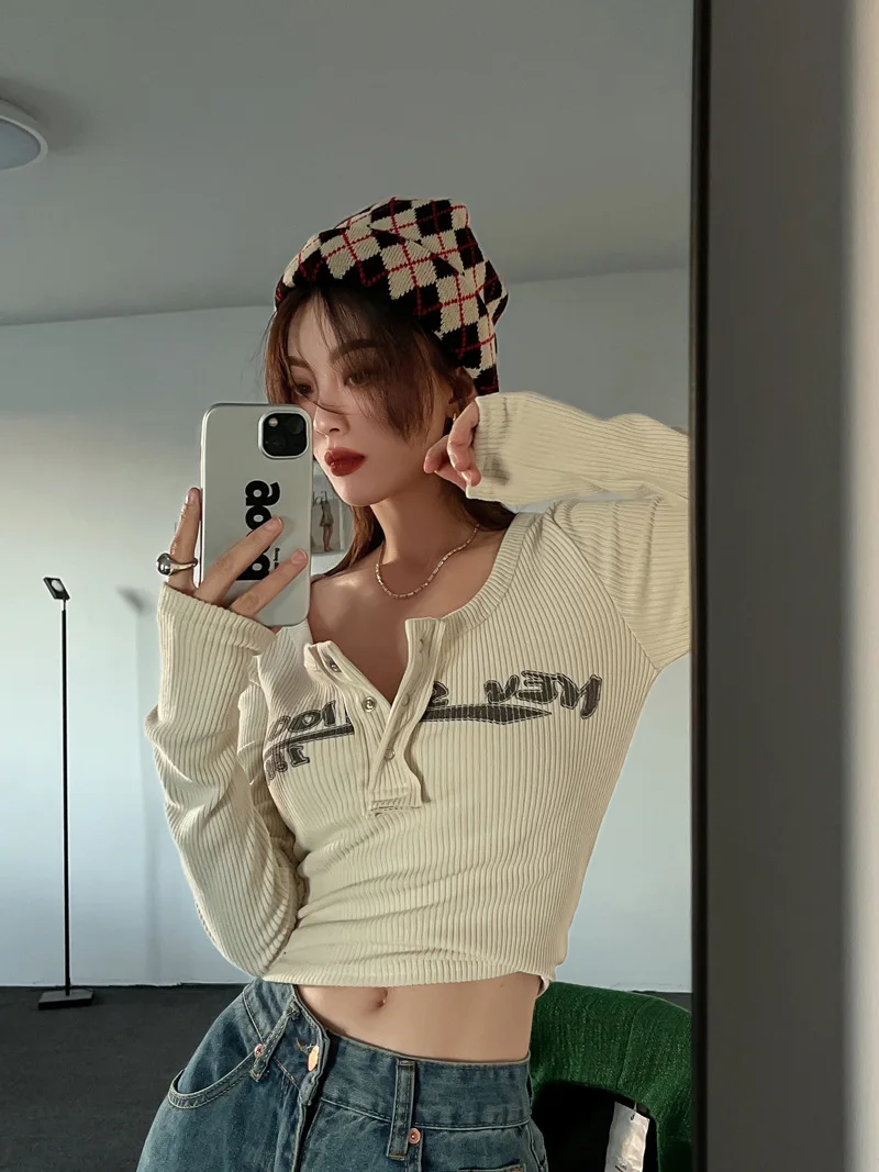 

Футболка женская эластичная с длинным рукавом, круглым вырезом и принтом