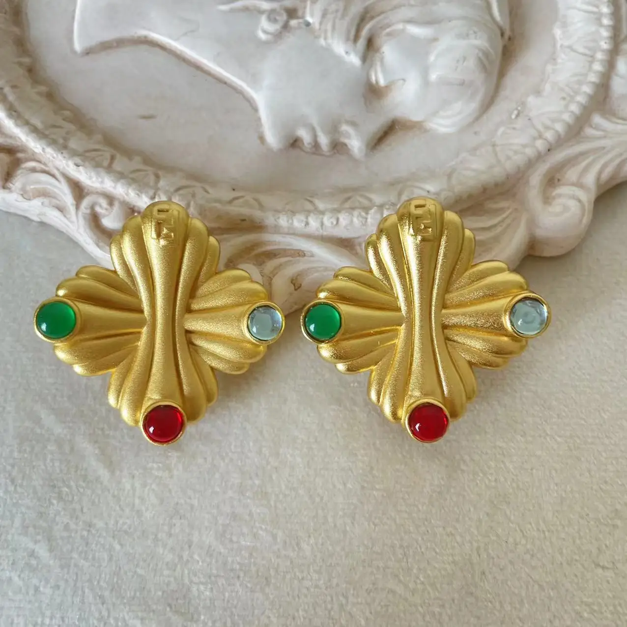 

Three-Color Glaze Retro Europe and America Ear Clip
