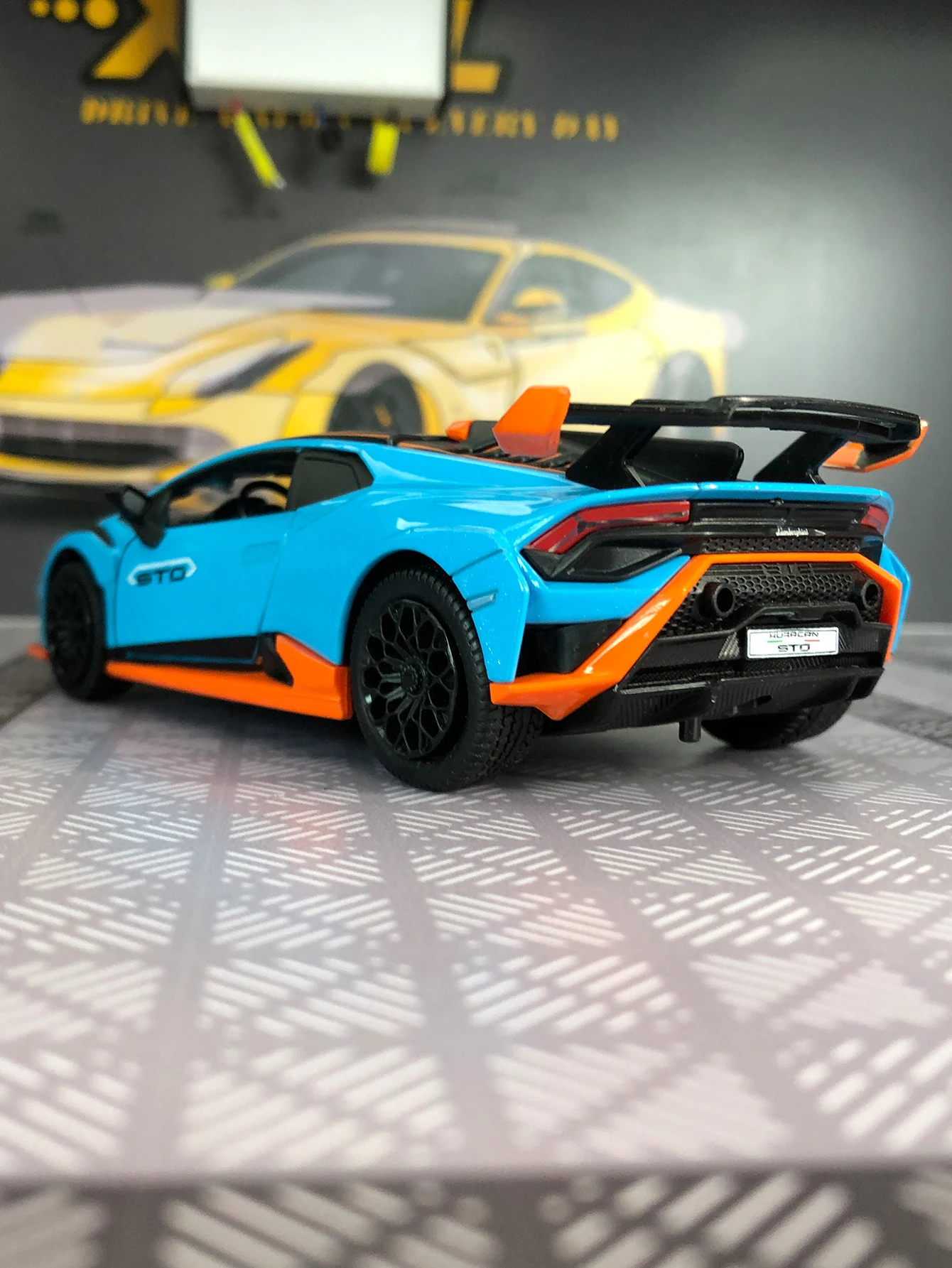 Фото Модель автомобиля CCA 1:32 Lamborghini Huracán STO, декоративная деталь из цинкового сплава, коллекционный подарочный автомобиль. №2