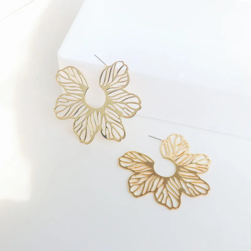 

Leaf Earrings Female European and American Temperament Exaggerated Niche Design Retro Hollow Earrings New Earrings