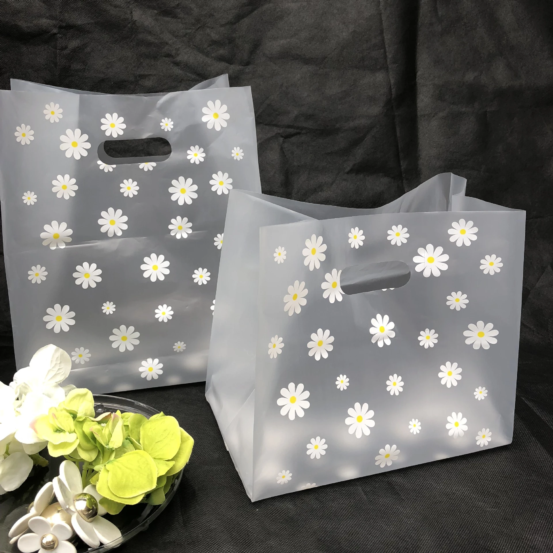 

25pcs Die Cut Plastic Merchandise Shopping Bags With Handle Gift Bag Christmas Wedding Party Orangizer Candy Cake Wrapping Bags