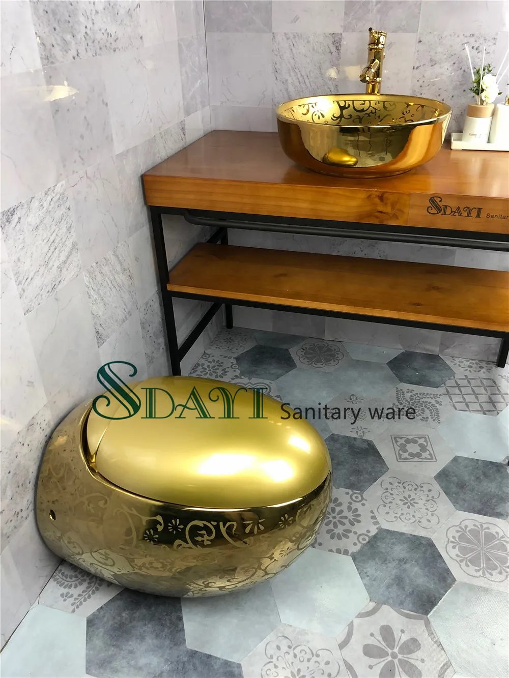 Фото Наборы подвесных унитазов SDAYI Sanitary Ware European Luxury Royal в форме яйца, золотистого цвета, из керамики. №3