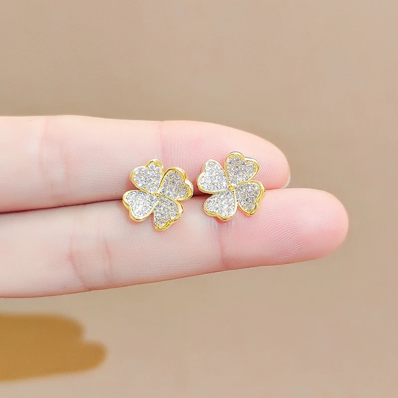 Маленькие серьги в виде четырехлистного клевера для женщин модные