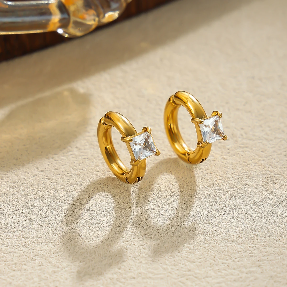 Фото Серьги-клипсы PuRui Elegant из нержавеющей стали с 18-каратным золотым покрытием для женщин, простые, с кубическим цирконием, С-образной формы, без прокола. №4