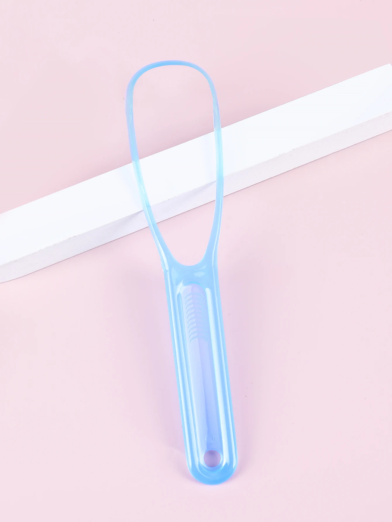 Пластиковая зубная щетка со скребком для языка взрослых — цельная часть из