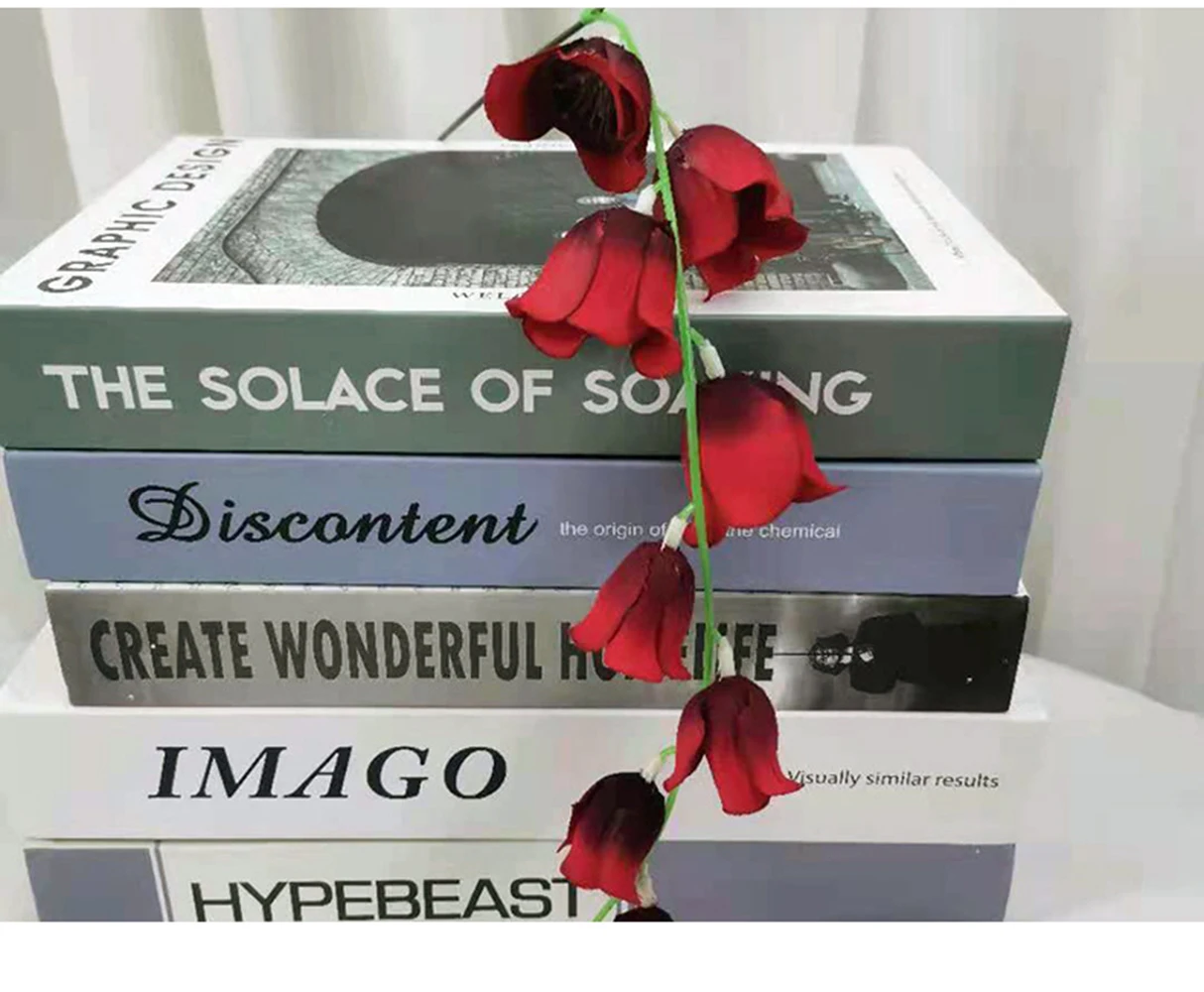 Фонарь с искусственными цветами на одной ветке