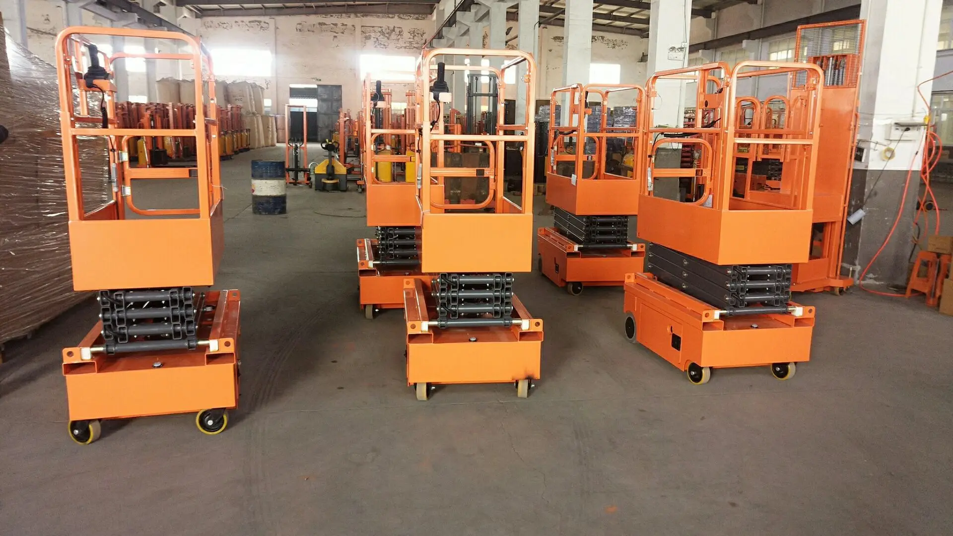 Мини-электрическая самоходная ножничная рабочая платформа 300 кг 3 м 9