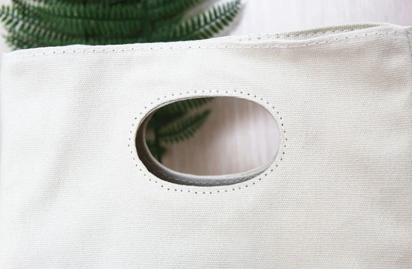 Портативная сумка унисекс для ланча с черными буквами изолированная коробка