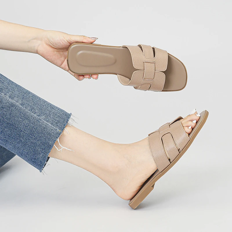 Женские тапочки на плоской подошве модная удобная и нескользящая обувь с