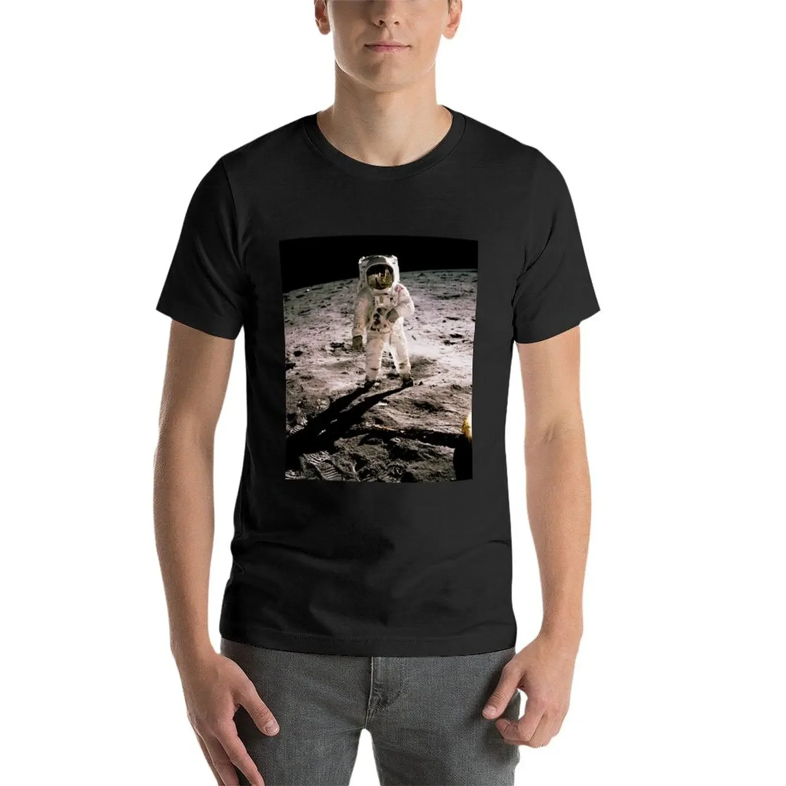 Футболка Buzz Aldrin Walking on Lunar Surface As Photographed by Neil Armstrong возвышенные мужские высокие