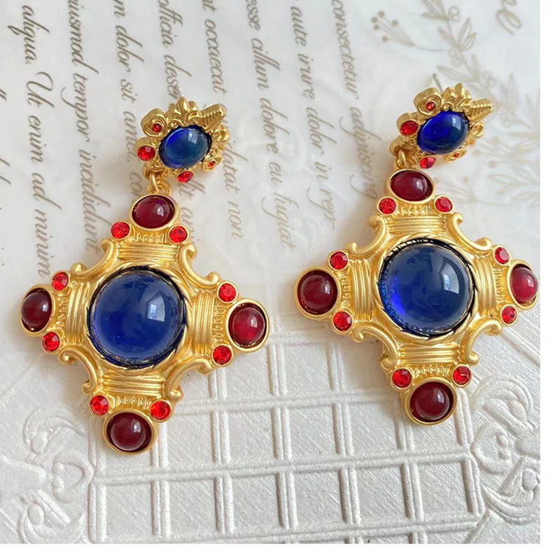 

Длинные серьги-подвески в ретро-стиле