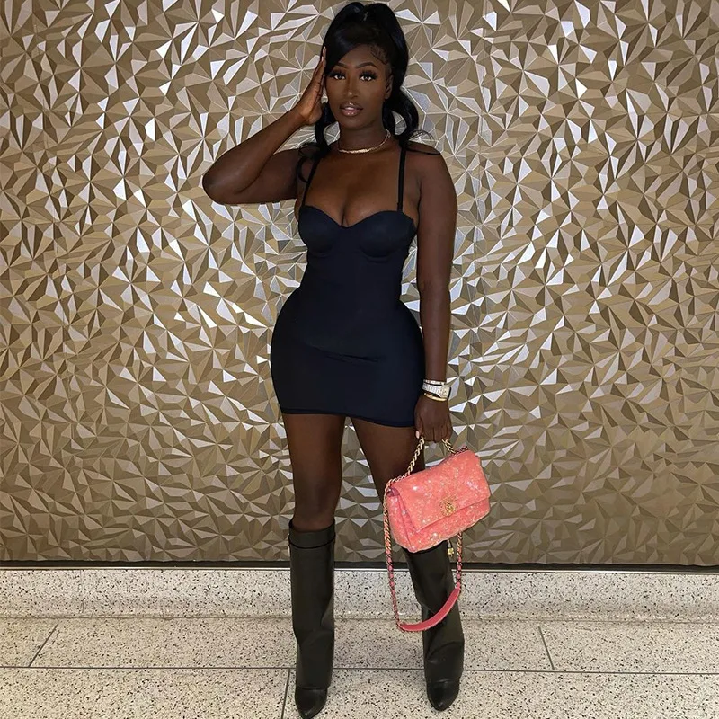 Летнее однотонное облегающее мини-платье пуш-ап на тонких бретелях с глубоким