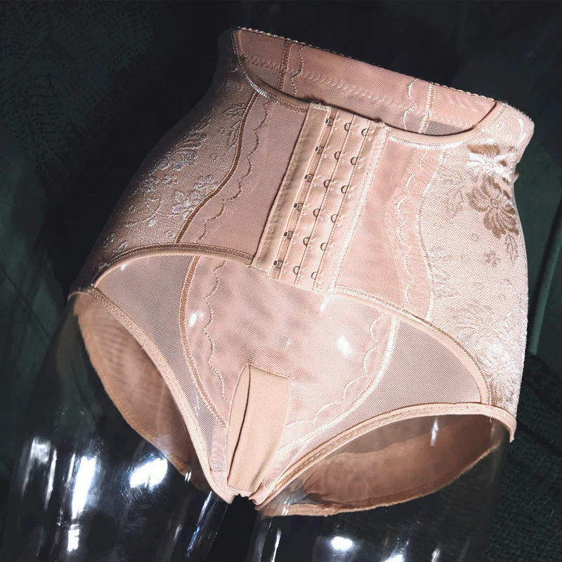 Трусики мен джинсы киіп сиынуды көрсететін порно