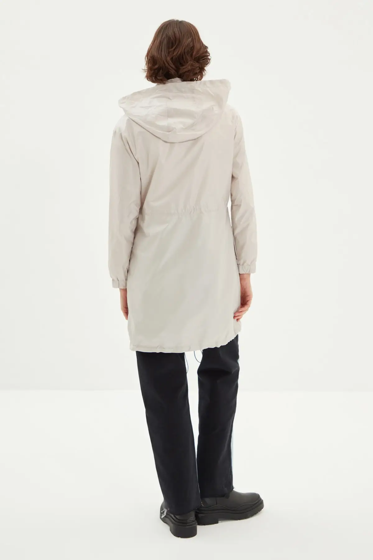 Плиссированная поясная куртка с капюшоном. Высококачественная продукция.