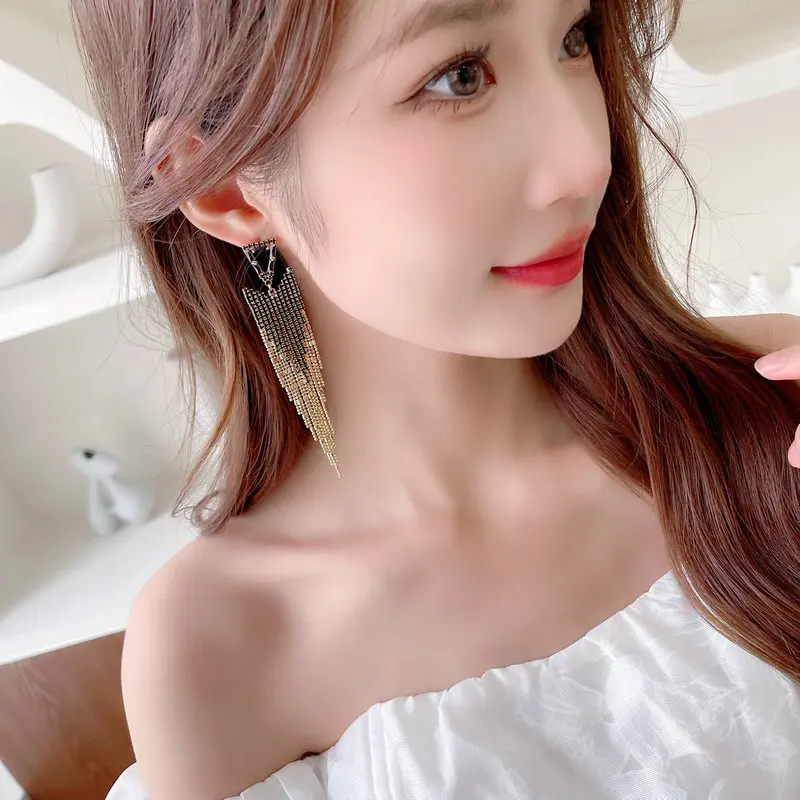 Блестящие светильник ые и роскошные серьги с кисточками украсят лицо в подарок