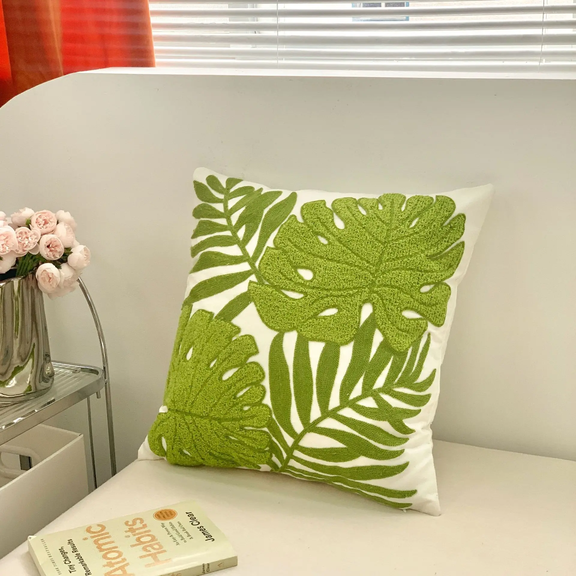 

Декоративная наволочка с вышивкой тюльпан