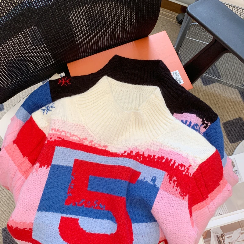 Женский вязаный жаккардовый свитер с надписью