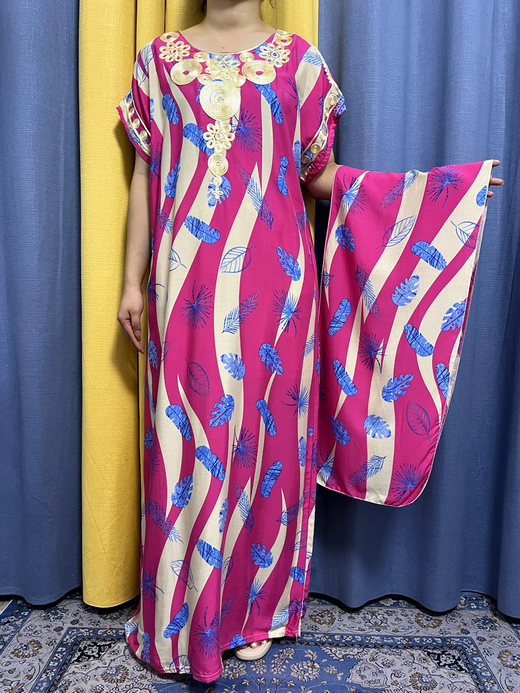 

Мусульманское женское платье с цветочной аппликацией и круглым вырезом, свободного покроя