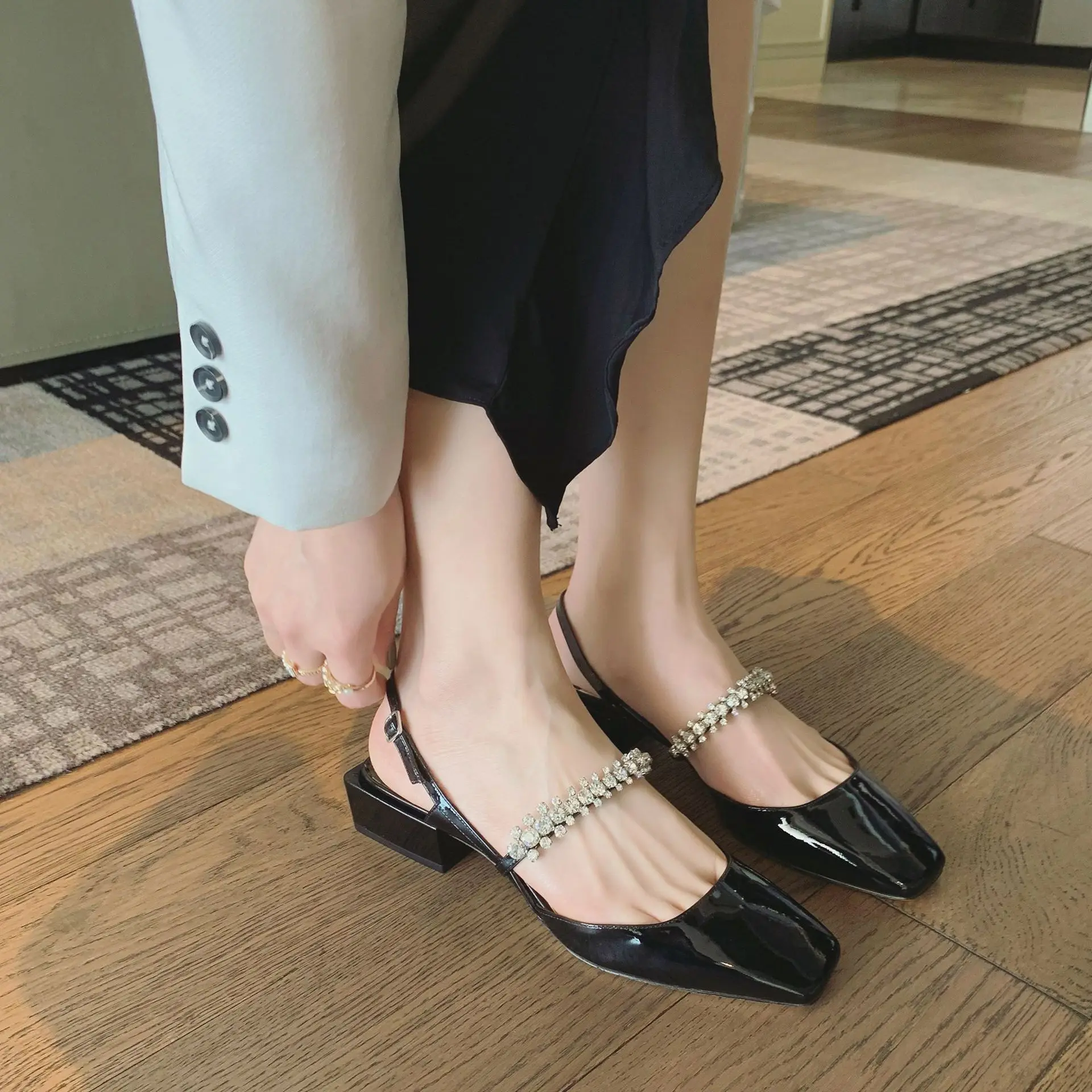 2022 Low Heel Square Toe Fashion Crystal Shoes Women Leather Pumps One-word Drill Belt Thick Heel Mary Jane Sandals Women Pumps