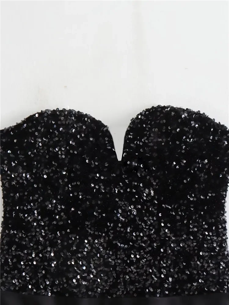 Женское боди с открытыми плечами и блестками