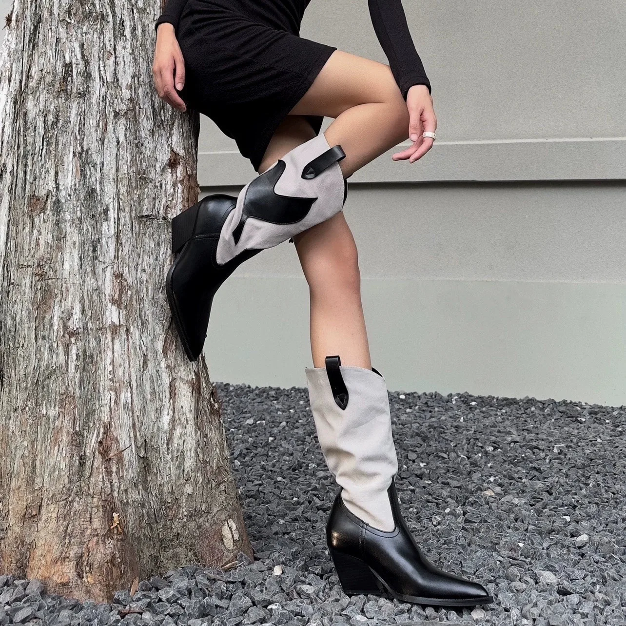 

Ботинки до середины икры с острым носком, в стиле ретро