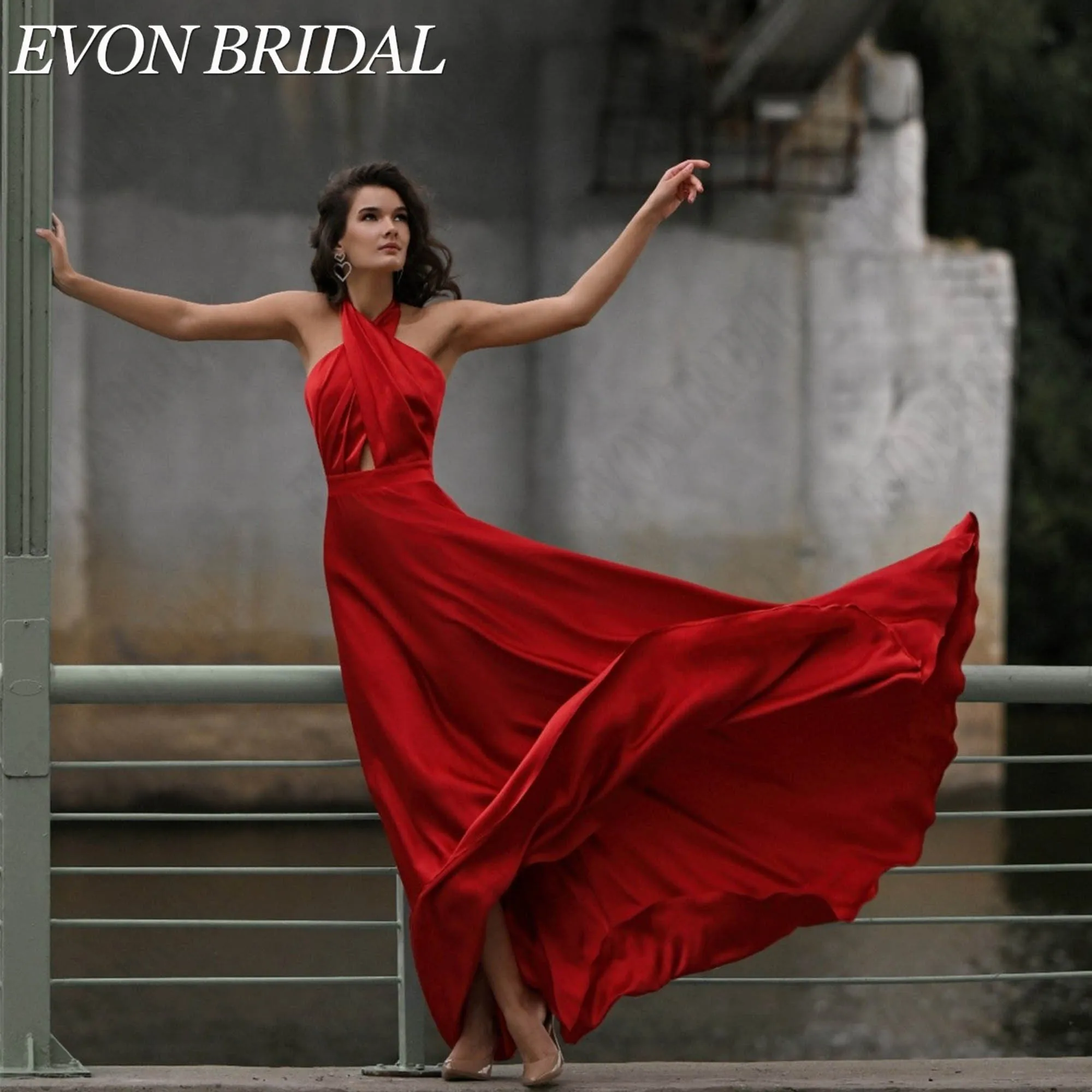 Фото EVON BRIDAL Вечерние Платья А-Силуэт Из Красного Атласа Горловина Халтер Скрещенный Крой С Вырезом На Животе Без Рук Глубокая Открытая Спина Изготовлено На Заказ Красные Вечерние Платья Элегантное Платье На Выпускной №3