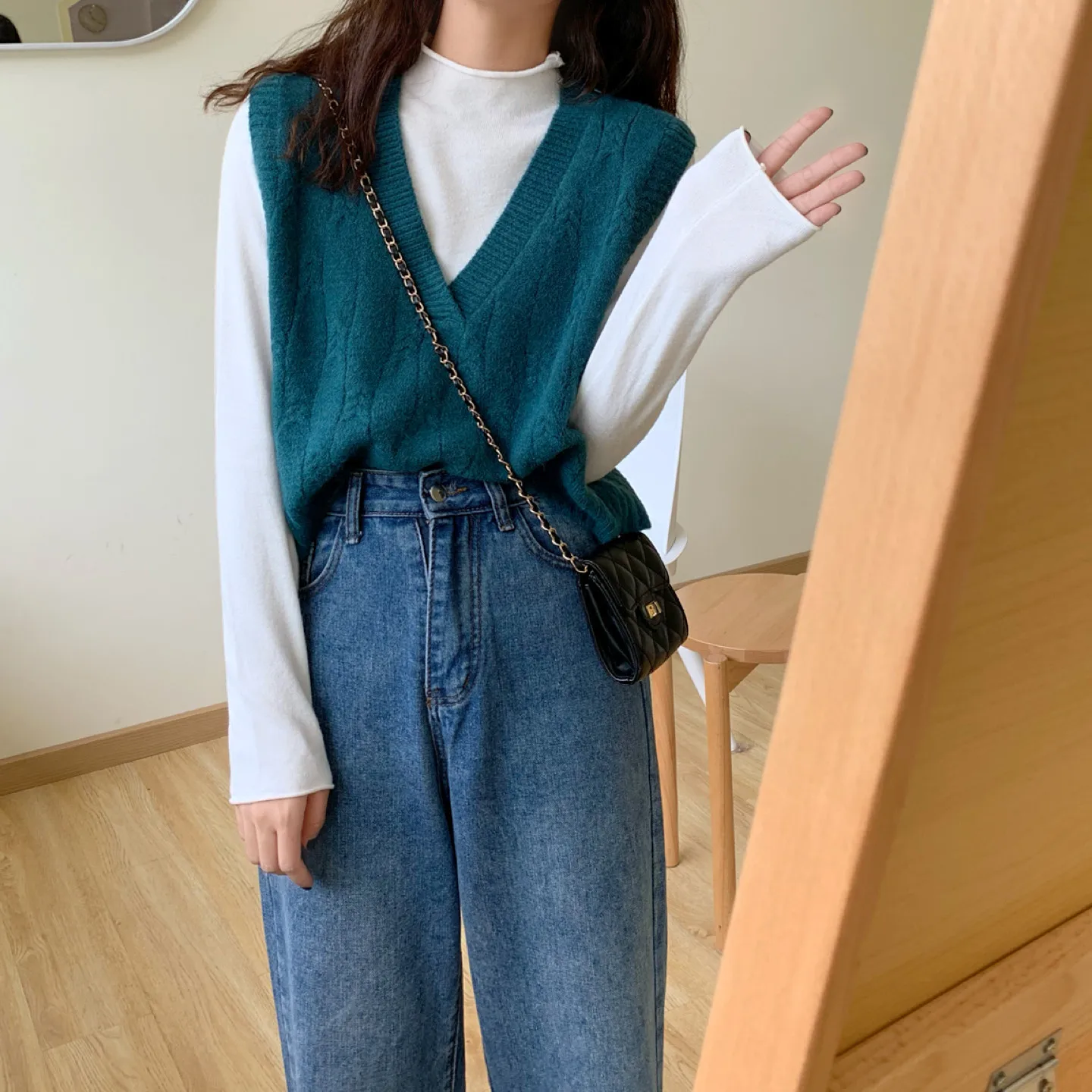 

Korean Version of The New Thin Top Female Pullover Fashoin Autumn Winter V-neck Sleeveless Short Knitted Bottoming Vest Female