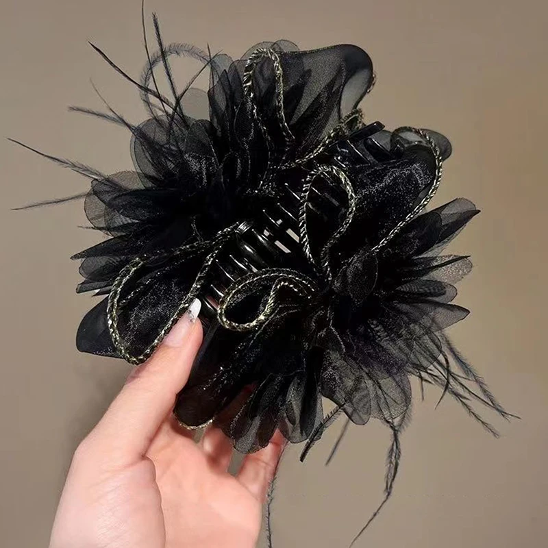 Корейская сетчатая заколка с перьями большая для волос черный пушистый меховой