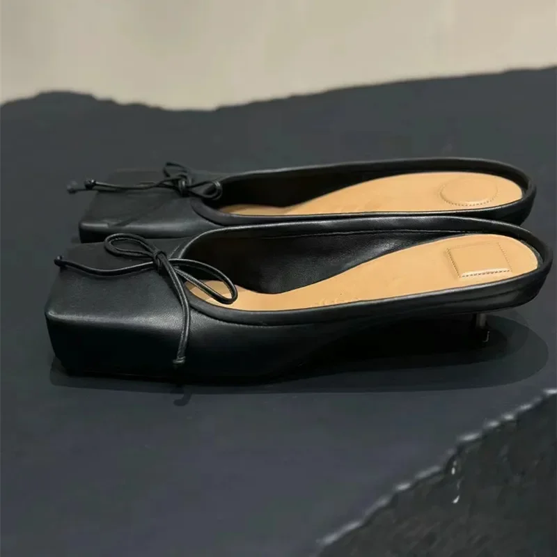 Туфли-лодочки из натуральной кожи на тонком металлическом каблуке с квадратным