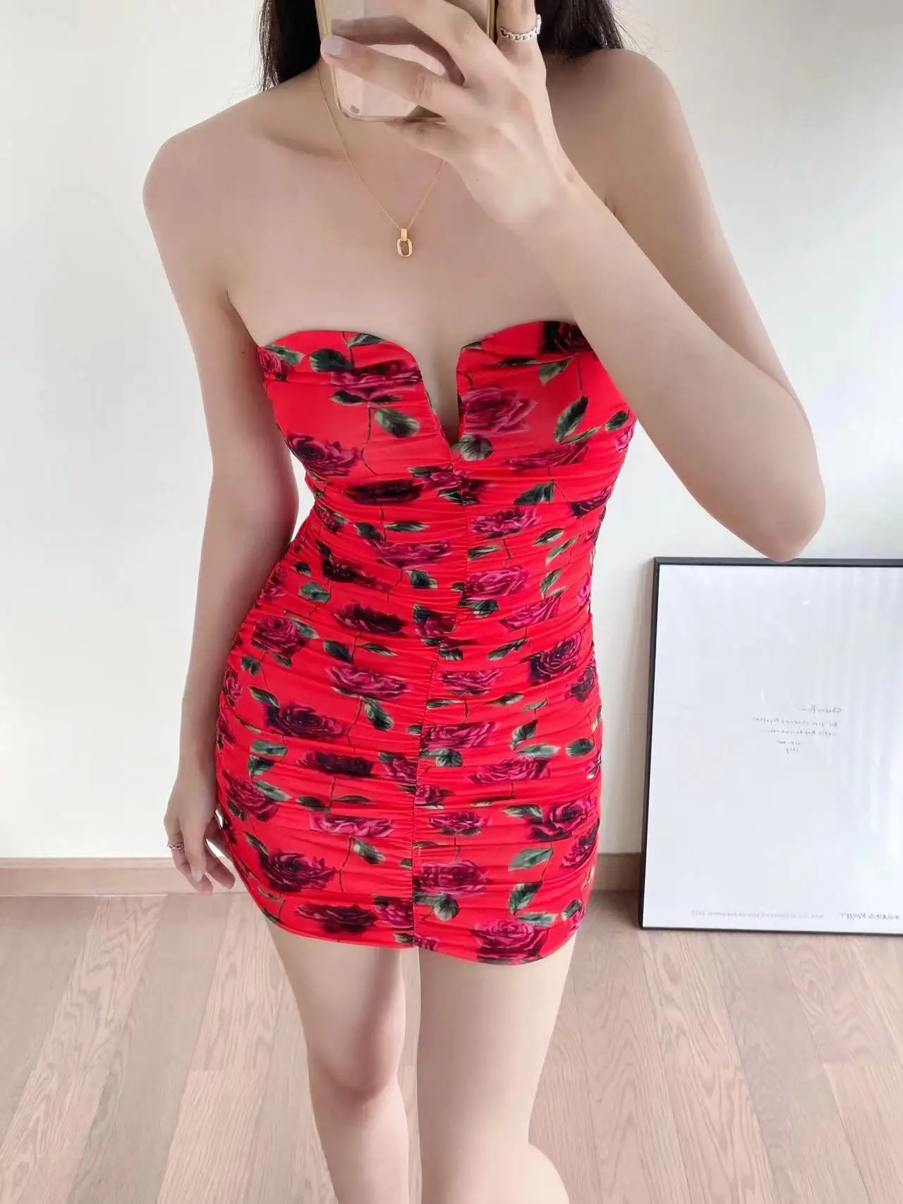 

Женское короткое платье с драпировкой и цветочным принтом