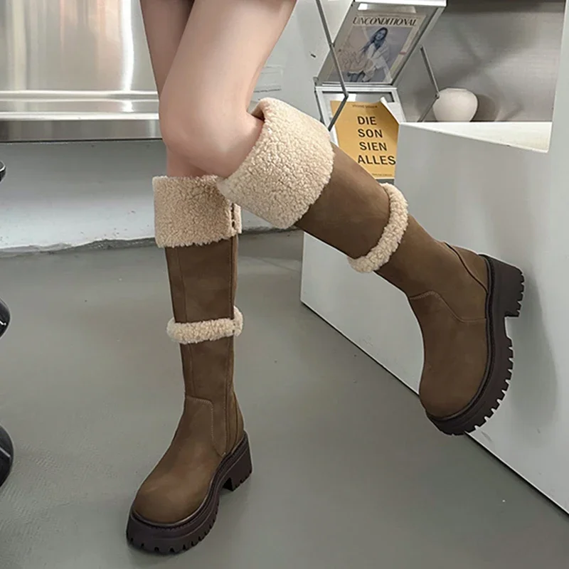Высокие сапоги на плоской подошве. Женские ботинки меху. Новые дизайнерские