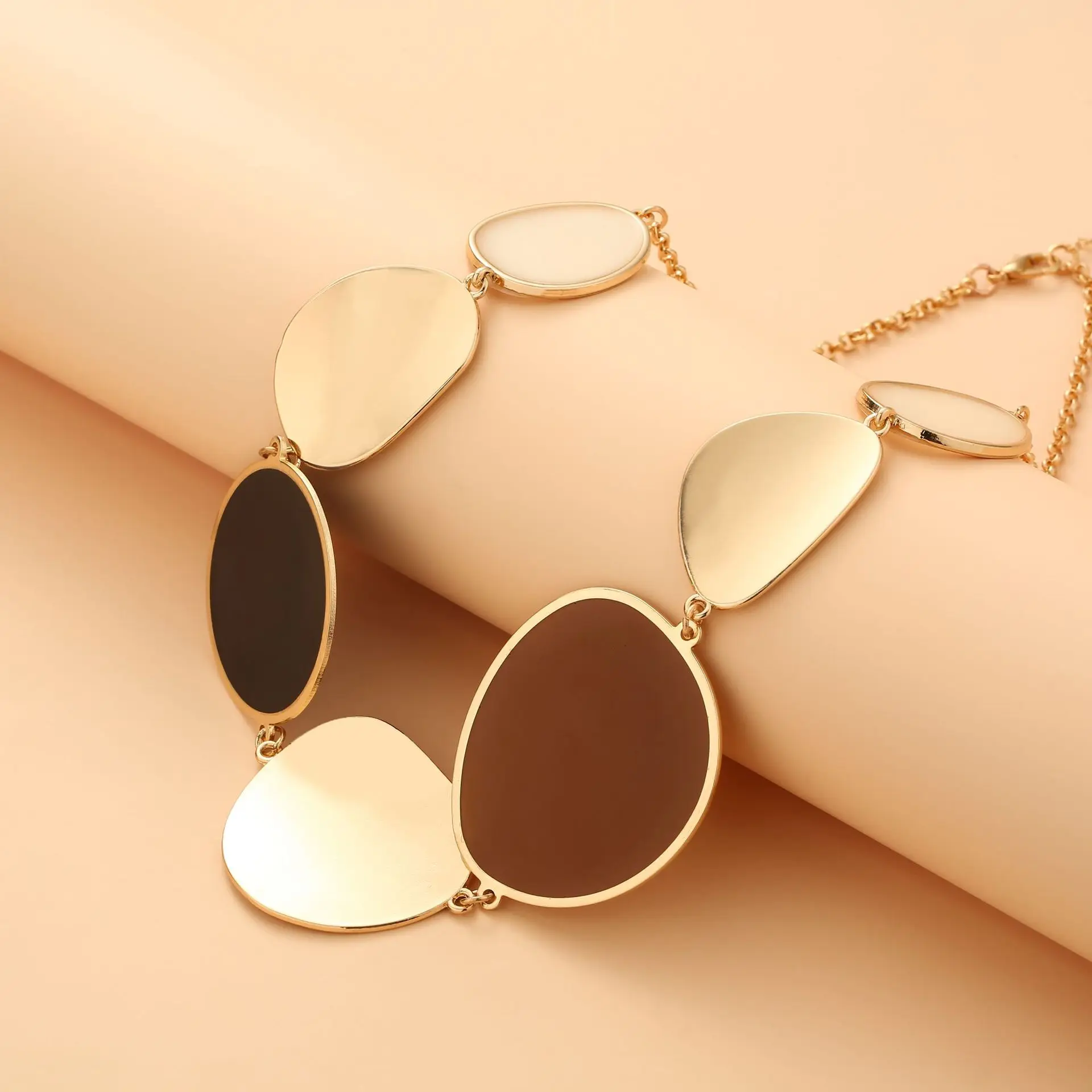 

Fashion Temperament Irregular Lens Necklace for Men and Women Exaggerated Geometry Choker Necklace Necklace
