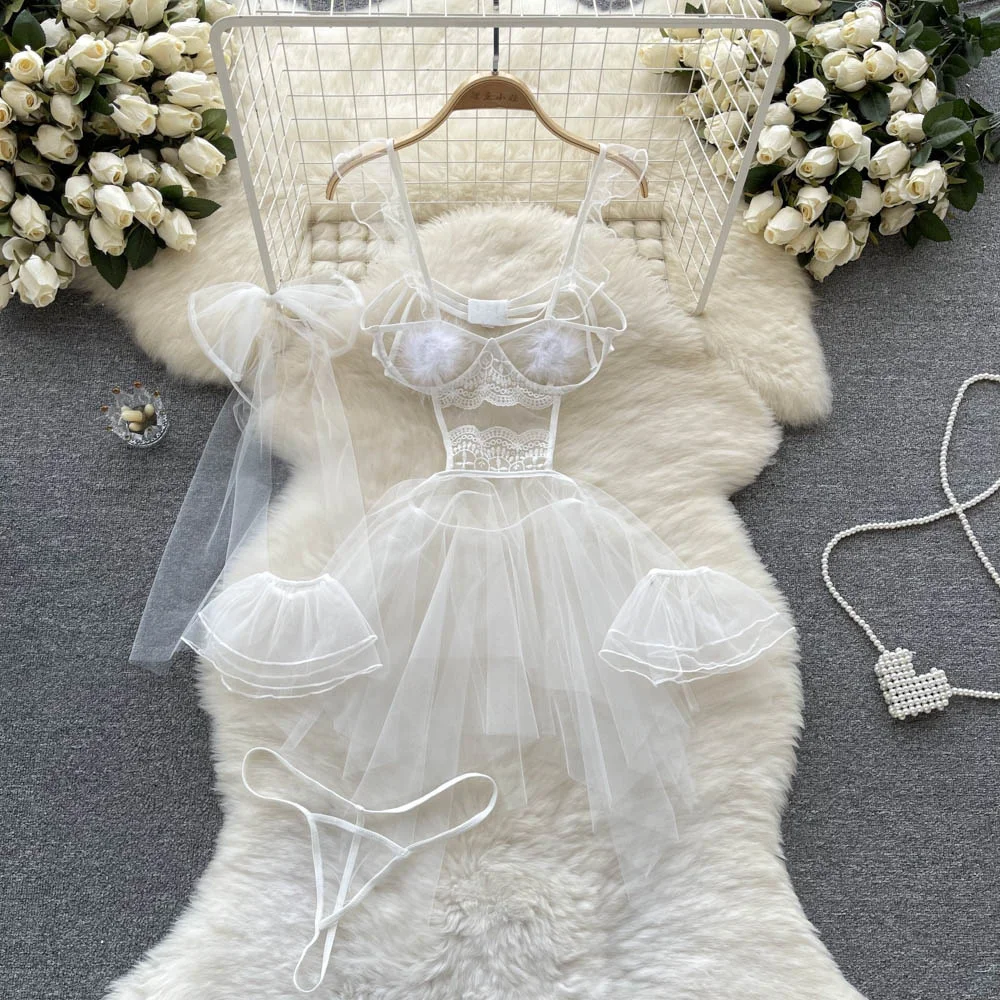 

Женское асимметричное кружевное платье на бретельках