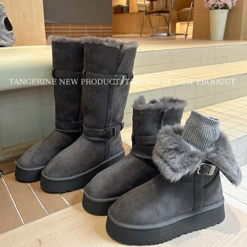 Зимние зимние сапоги до середины икры на плоской подошве с круглым носком.