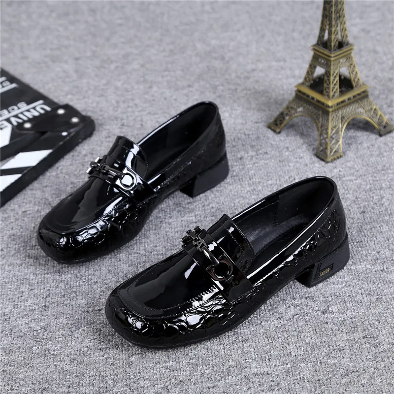 

2023 Europe stand age season designer shoes flat round head joker single shoes in Europe and the thick with patent leather shoes