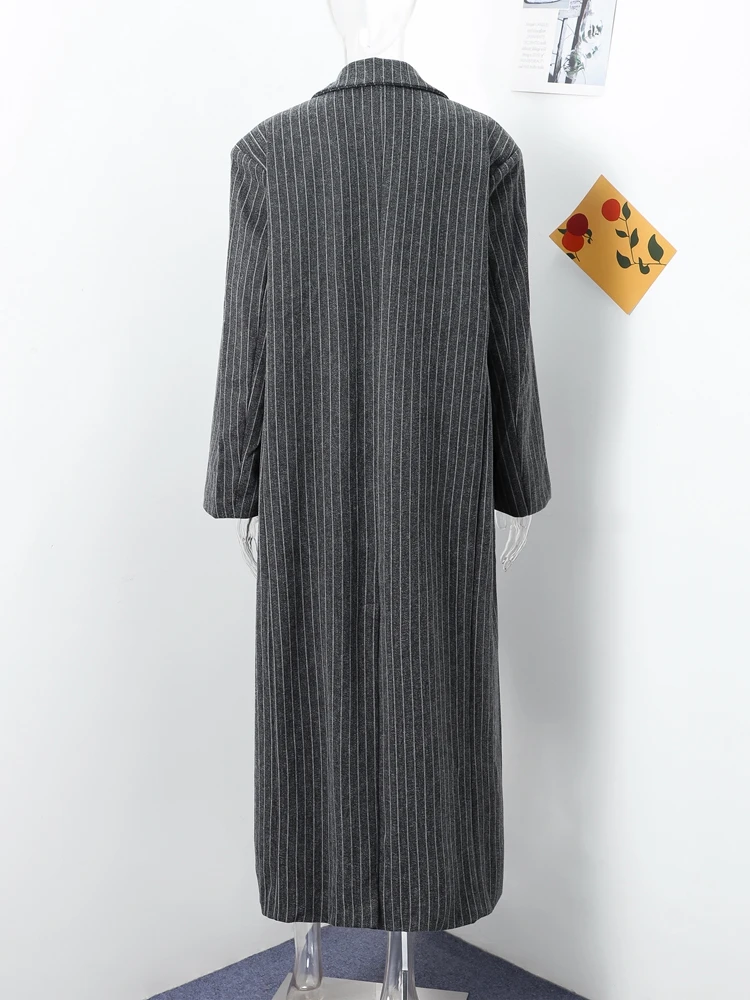 Женское длинное пальто на одной пуговице