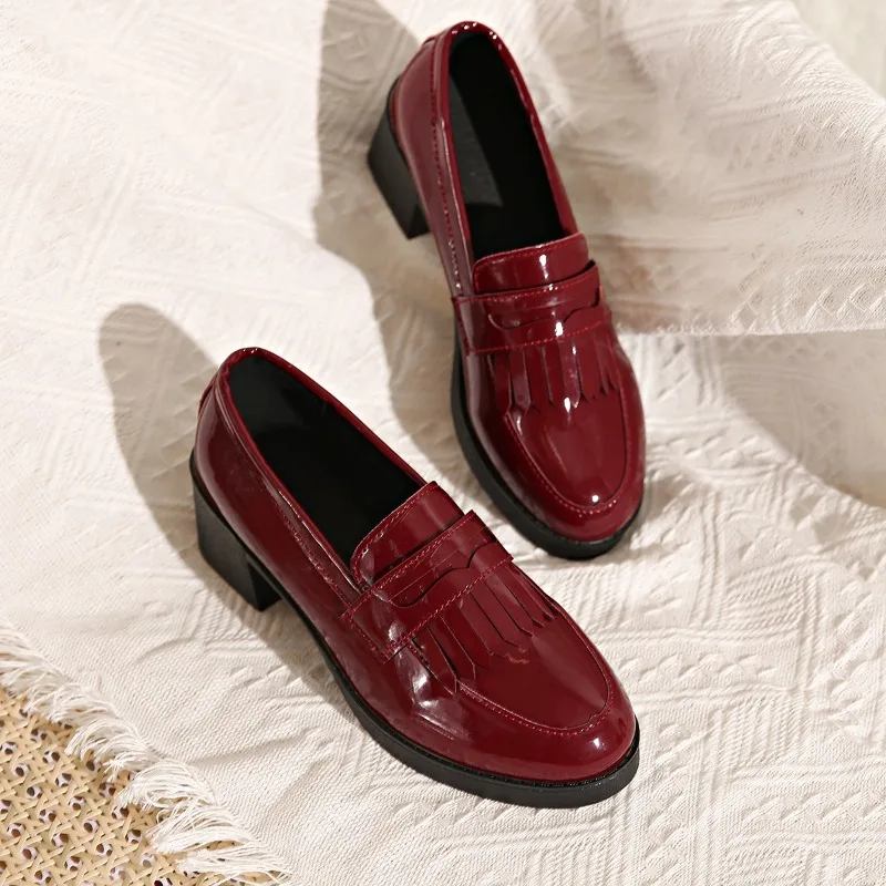 Женские лоферы из лакированной кожи 2024 модные туфли-лодочки на среднем каблуке с