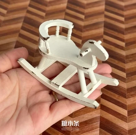 

Деревянная миниатюрная лошадка-качалка BJD