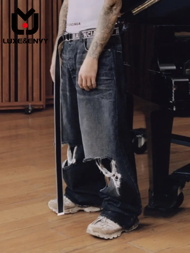 

Брюки мужские свободного кроя из джинсовой ткани, с вырезами на коленях