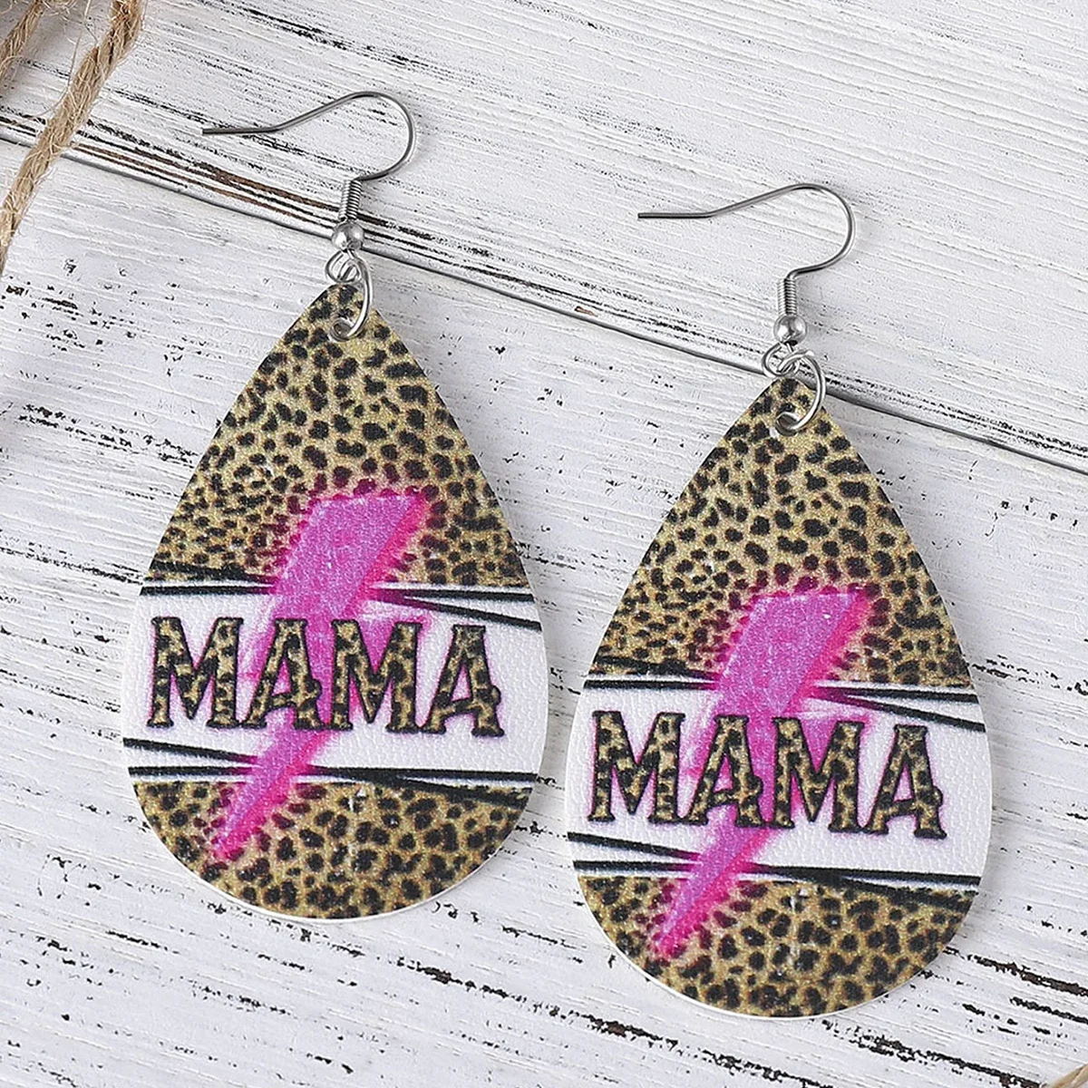 1 пара двусторонних сережек из искусственной кожи с буквами-молнией ко Дню матери