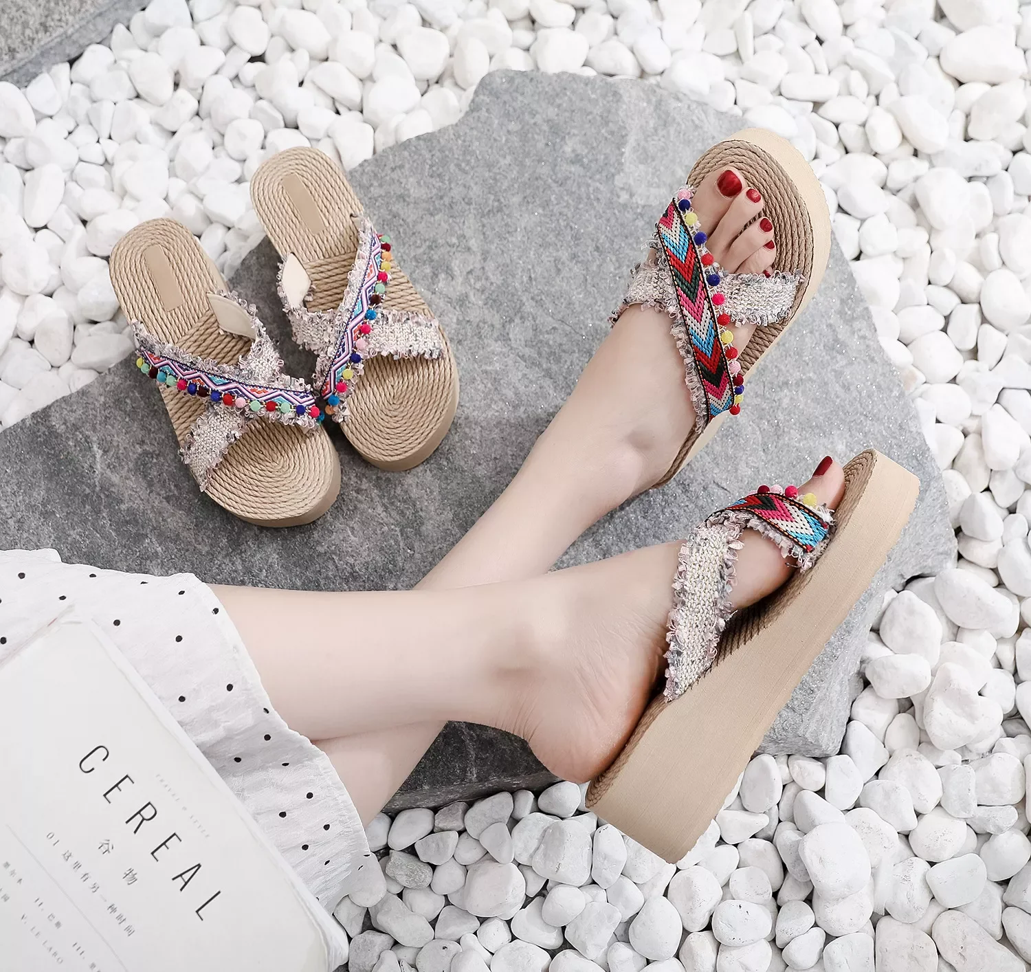 

2023NEW a word drag fashion platform ins jacquard wear cool slippers female summer new pinch out sea beach shoes