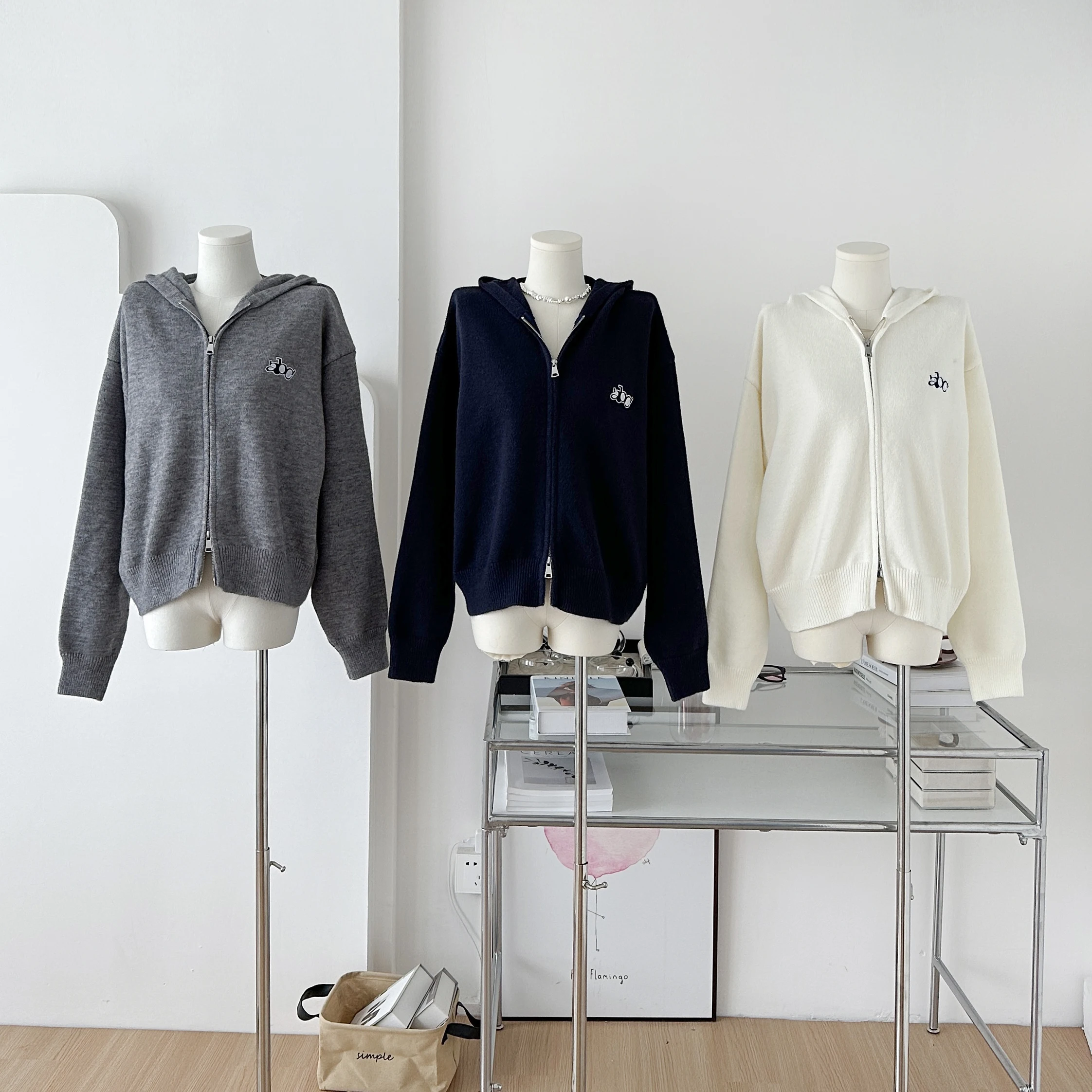 

Серый вышитый свободный свитер на двойной молнии с капюшоном на плечах для женщин, верхняя одежда, вязаный Топ