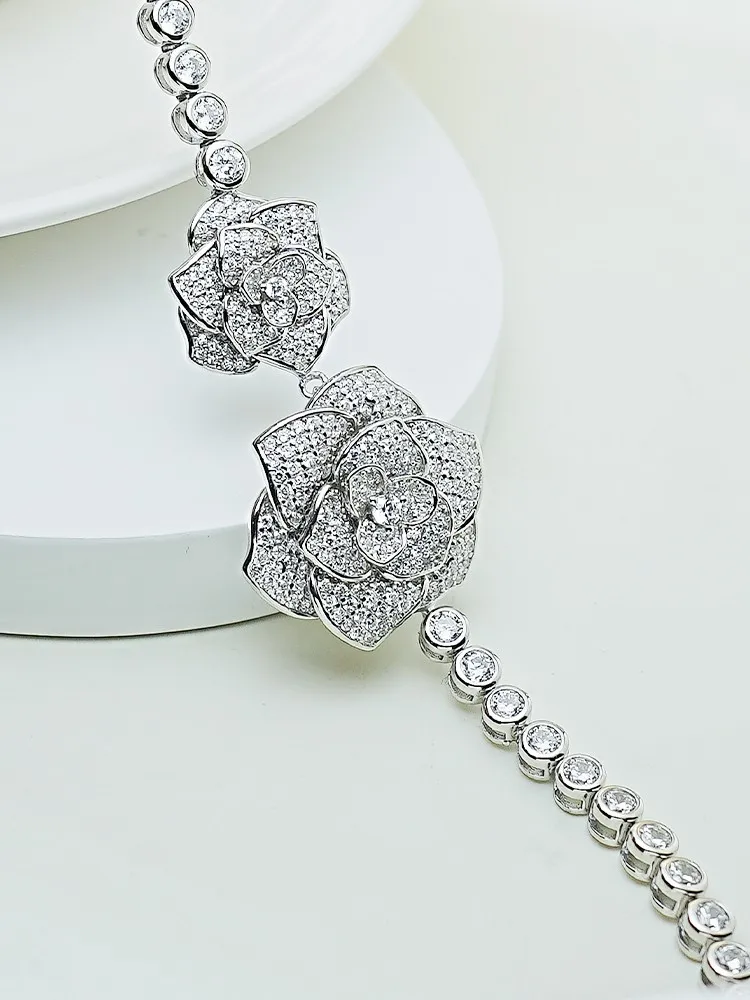 Женский роскошный браслет с камелией инкрустированный высокоуглеродистым